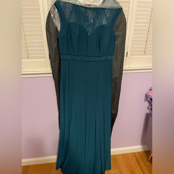 Emerald Green Dress with capped sleeves and leg slit - Picture 1 of 3